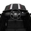 Вид на руль с логотипом Toyota и приборную панель электромобиля