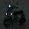 Передняя фара серого скутера Vespa M 6288EL-11-5 со включенным светом