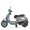Серый скутер для детей Vespa, вид сбоку (профиль)