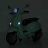 М'ятний дитячий скутер Vespa M 6288EL-15 з увімкненими фарами у темряві