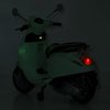Задній стоп-сигнал м'ятного дитячого скутера Vespa з увімкненим світлом вночі