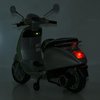 Задній стоп-сигнал дитячого електроскутера Vespa, вигляд у темряві