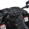 Кнопки керування та індикатори на кермі чорного квадроцикла