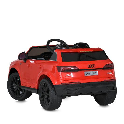 Задняя часть корпуса и колеса красной детской машины Audi