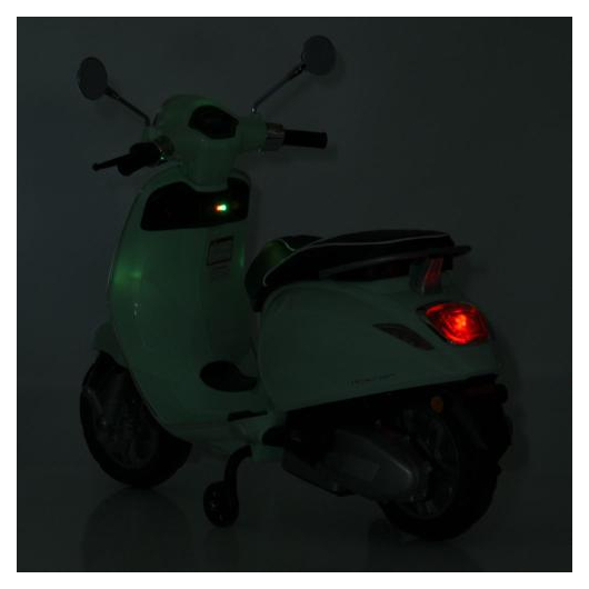 Задній стоп-сигнал м'ятного дитячого скутера Vespa з увімкненим світлом вночі