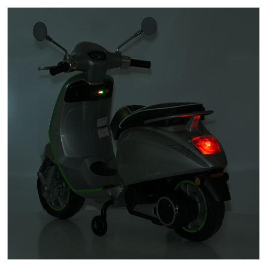 Задний стоп-сигнал детского электроскутера Vespa, вид в темноте