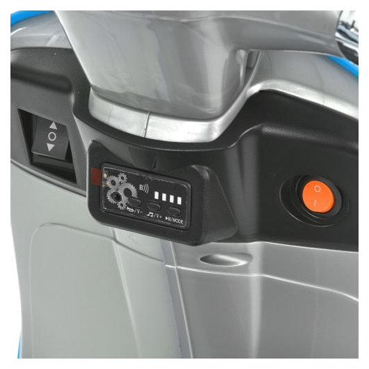 Мультимедийная панель и элементы управления детского скутера Vespa