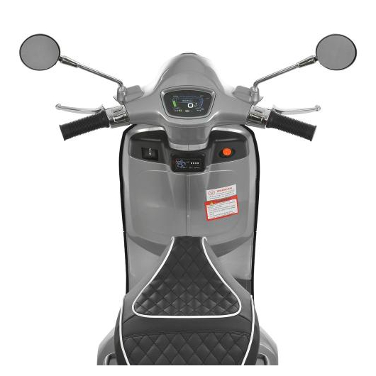 Вигляд зверху на шкіряне сидіння та кермо сірого скутера Vespa