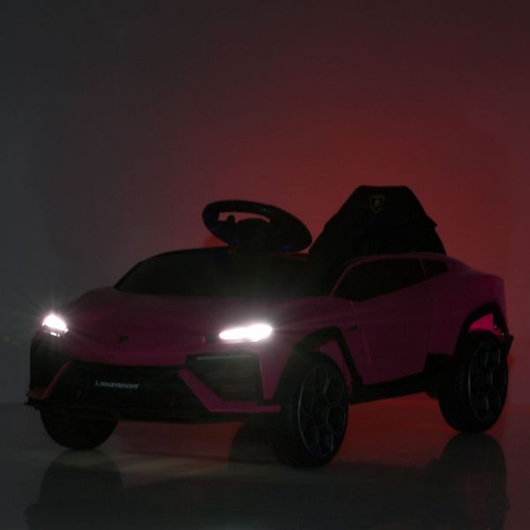 Передние фары розового электромобиля Lamborghini, светящиеся в темноте.