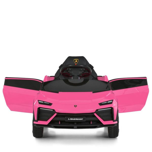 Вигляд спереду: рожева машина Lamborghini з відкритими вгору дверима.